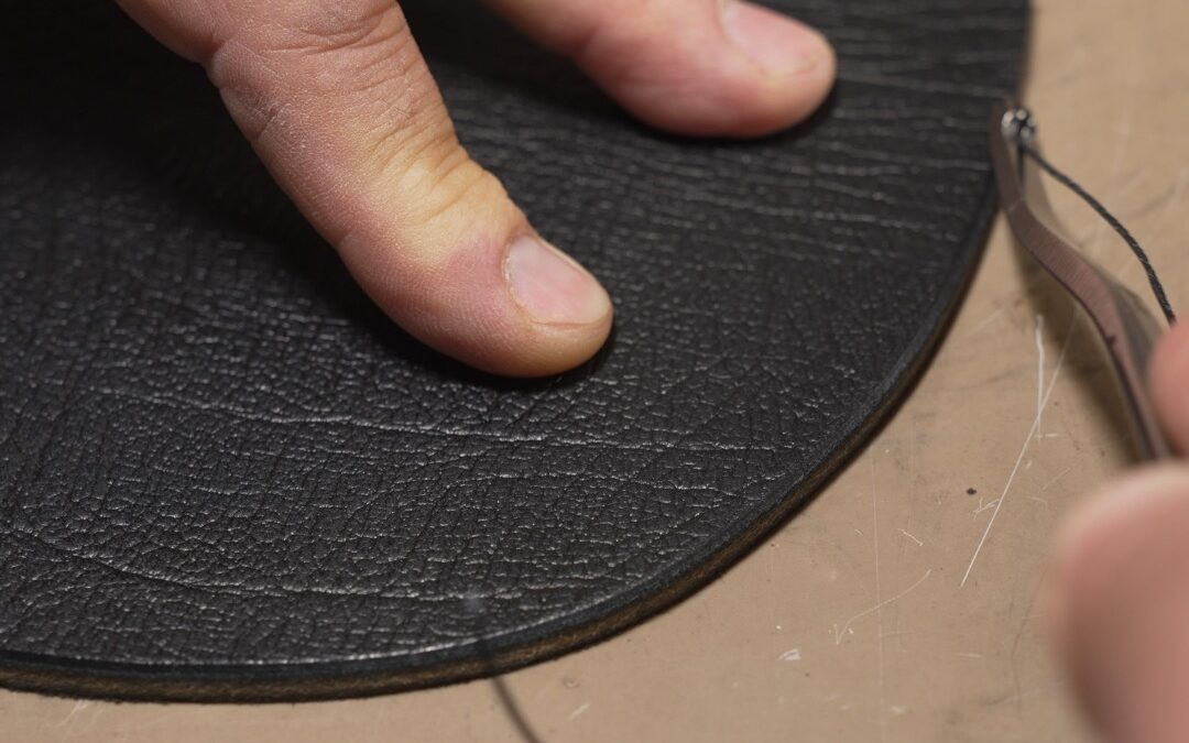 Fabrication des petits quartiers d’une selle Bocage